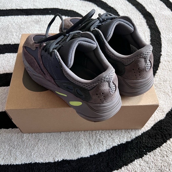 adidas Yeezy Boost 700 Mauve - Picture 11 of 13